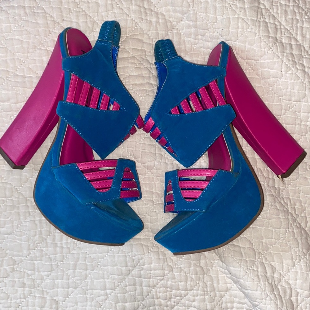 Kiss and Tell blue pink pumps size 6.5